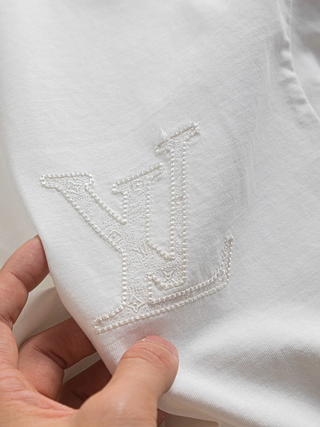 🅿️190 Louis Vuitton 1V LV slightly wide version S-XL 26SS LV new product counter catwalk style three-dimensional plain letter embroidery on the chest🪡logo large logo embroidery on the back🪡logo short-sleeved T-shirt, the same style for men and women! Short-sleeves are not the same as the general public, but must be unique and eye-catching. This LV short-sleeves is all about quality, comfort, consistent style, fashion, including fabrics and cutting techniques, all of which have been made with great effort! 320 grams of washed pure cotton fabric, pure cotton is breathable, very refreshing and comfortable for daily wear. The rib knitting on the neckline is smooth and tight, and the neckline will not be skewed if you toss it at will. The loose version, you will find that it looks really good on the upper body. The overall is minimalist and neat, super versatile for daily use! Pair it casually with a pair of pants for a youthful look. A T-shirt will make your outfit crazy. It is a fashionable item that can never go wrong! Color: Black White Rose Size: S-XL Size chart: S: Shoulder width 50-Bust 56-Length 70 M: Shoulder width 52-Bust 57-Length 72 L: Shoulder width 54-Bust 59-Length 74 XL: Shoulder width 56-Bust 62-Length 76